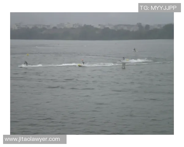 从高空到水花之间探秘跳水运动员的勇气与完美瞬间 从高空到水花之间探秘跳水运动员的勇气与完美瞬间