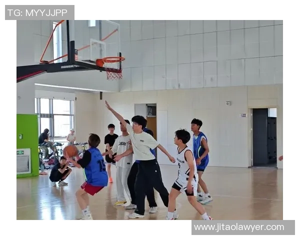 以篮球为纽带探索团队合作与青春拼搏精神的力量