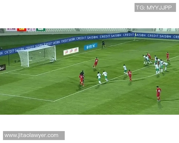 聚焦足球运动员成长历程与赛场奋斗故事全景呈现精彩瞬间深度解析